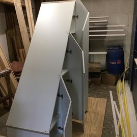 Tischlerei-Militzer - Neben der Anfertigung individueller Möbelstücke gehören Neuausstattungen und Reparaturen im Wohnungsbau einschl. Schließ- und Briefkastenanlagen, Schlössern und Sicherheitsgarnituren sowie ein Reparatur-Notdienst zum ständigen Leistungsangebot des Unternehmens. Sprechen Sie uns an! Tel.: 040/677 88 12